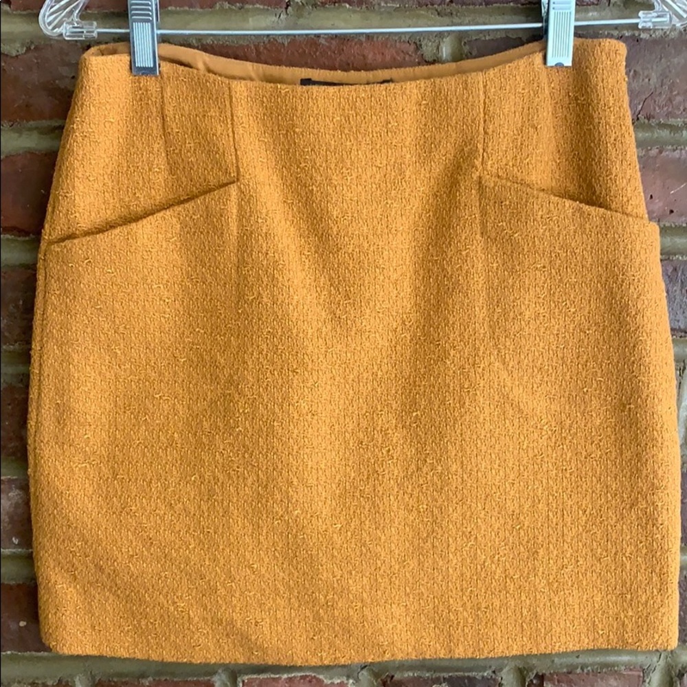 Great yellow skirt with pockets